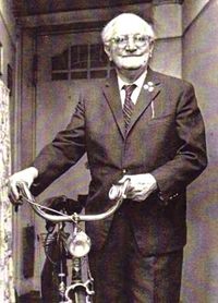 Walter Rütt mit seinem Fahrrad um 1960