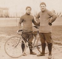 John Stol und Walter Rütt 1907 auf der Radrennbahn von Newark